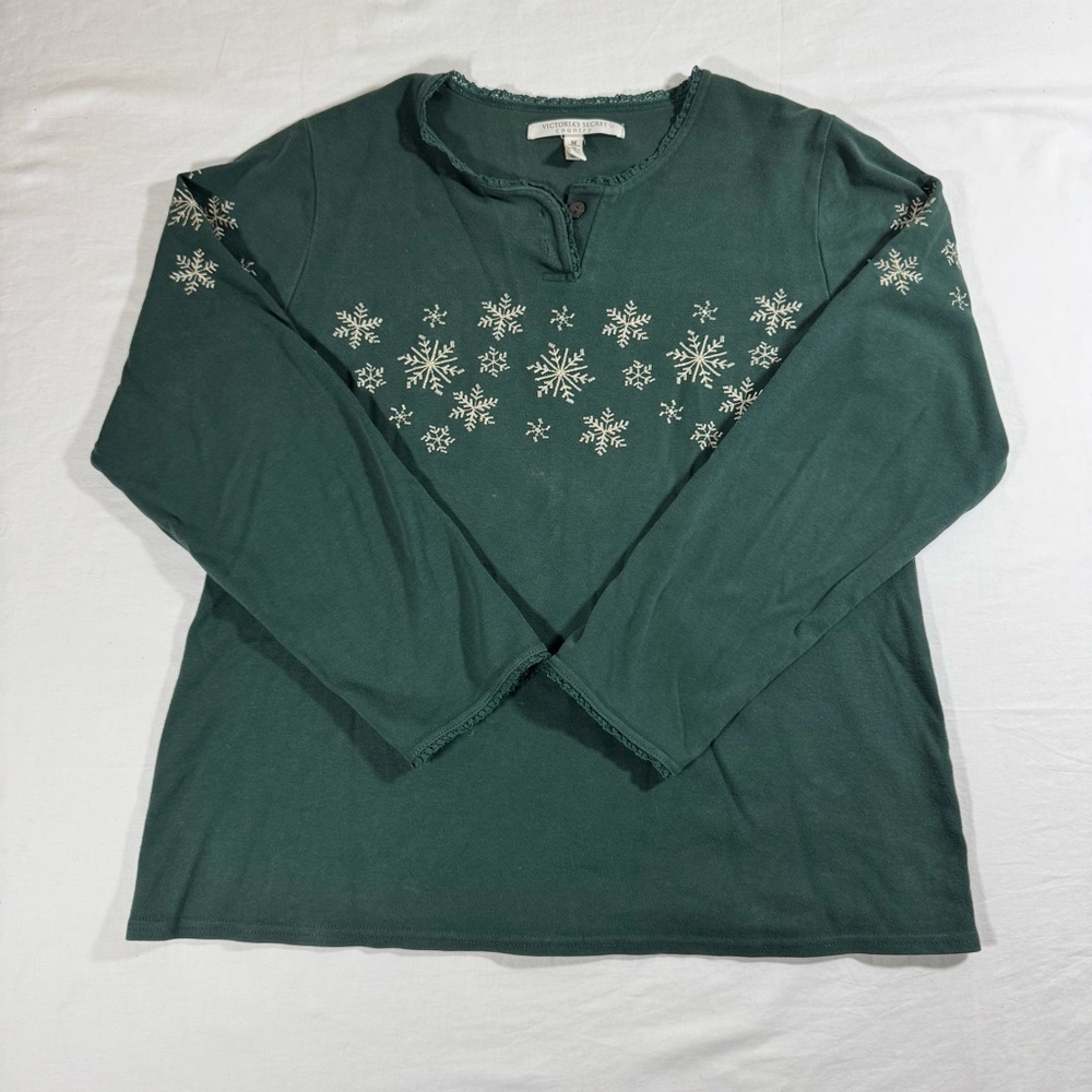 Victoria's Secret Vintage Green Long Sleeve Tee‎ with White Snowflakes